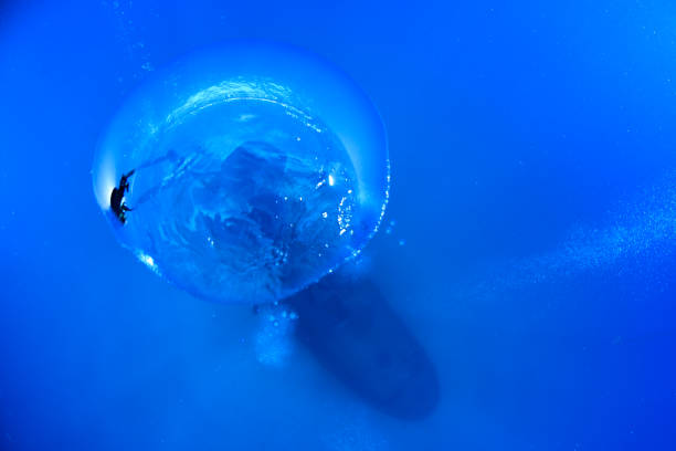 istock The air bubble and the shipwreck. 1463820444