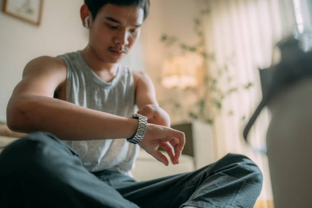 homem usar relógio inteligente fitness, verificando os resultados após o treinamento esportivo. - pulse clock - fotografias e filmes do acervo