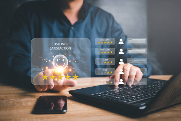 Customer satisfaction rating in service and hand businessman point on smiley emoji icon,virtual screen concept,comment and give the best level of satisfaction,service leading to reputation ranking la calificación de satisfacción del cliente en el servicio y el punto de mano del hombre de negocios en el icono emoji sonriente, el concepto de pantalla virtual, comenta y da el mejor nivel de satisfacción, servicio que conduce a la clasificación de l