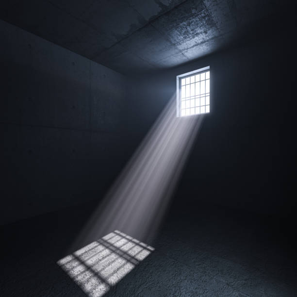intérieur d’une prison, la lumière du soleil passant par la fenêtre. - prison cell photos et images de collection