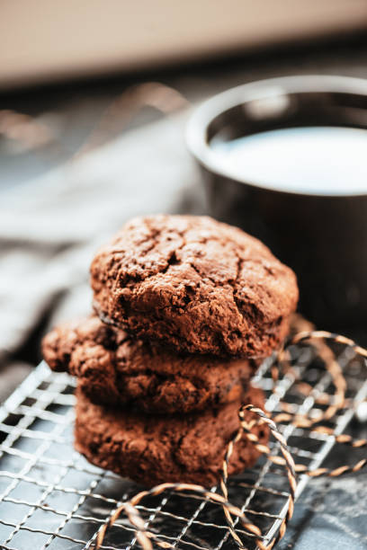 freshly baked chocolate scones - brownie tea afternoon tea scone imagens e fotografias de stock
