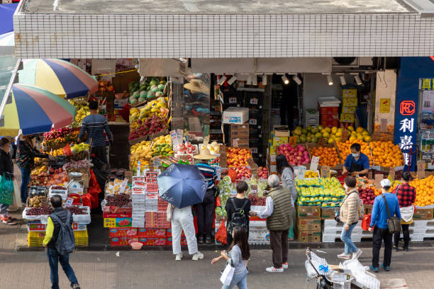 obstladen in tai wai of sha tin district, new territories, hongkong - sha tin stock-fotos und bilder