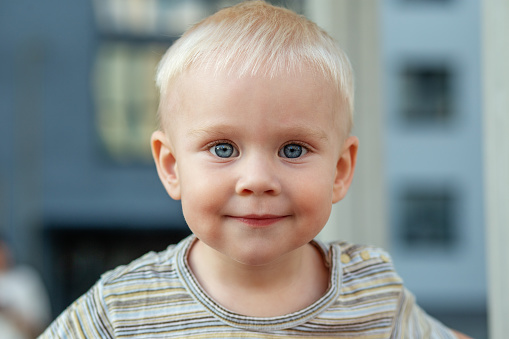 Retrato en primer plano de un niño rubio con ojos azules. Concepto de jardín de infantes, educación e infancia. photo