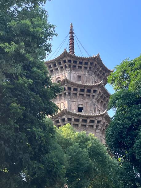泉州の千年前の寺院を垣間見る - quanzhou ストックフォトと画像