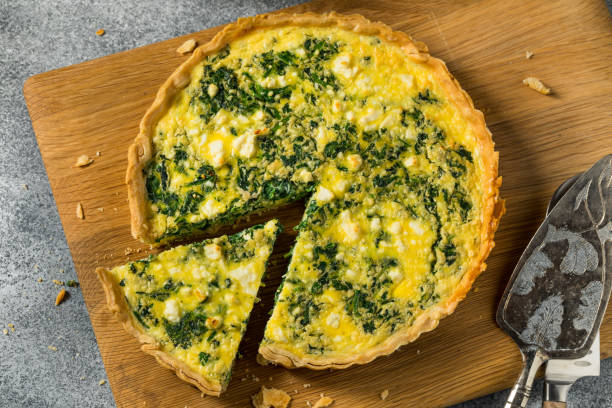 hausgemachte feta-spinat-quiche-tarte - quiche stock-fotos und bilder