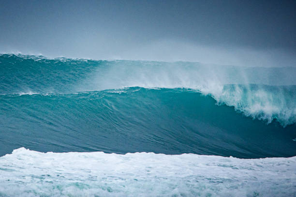 large surf waves - tsunami stockfoto's en -beelden
