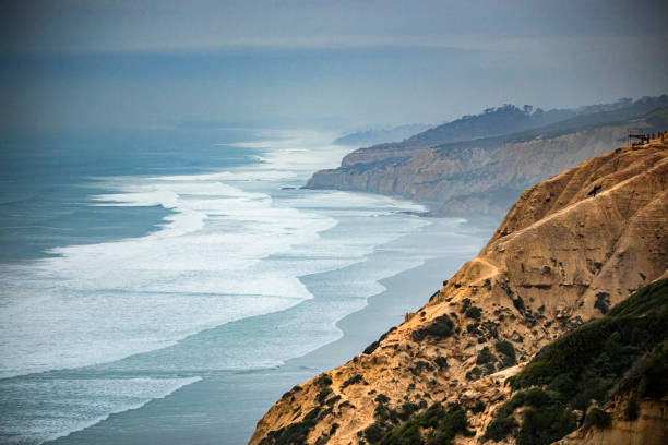 ocean cliff coast - la jolla cove foto e immagini stock