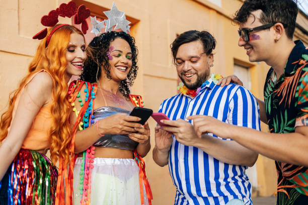 brazylijski karnawał. grupa przyjaciół świętujących karnawałową imprezę za pomocą smartfonów - cell block zdjęcia i obrazy z banku zdjęć