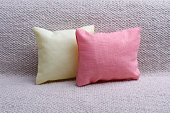 pastellgelbe-und-rosa-kissen.jpg?b=1&s=170x170&k=20&c=_-utJzO2sFo5CznNR0upgSPFDIxeZXKE9lk3ss_6GwU=