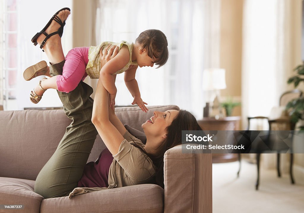 Madre e hija bebé jugando - Foto de stock de Etnia Latinoamericana libre de derechos