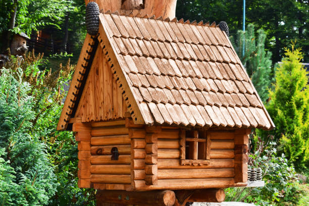 casa miniatura de madera - birdhouse house bird house rental fotografías e imágenes de stock