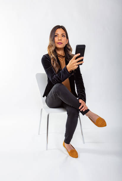 мощные портреты азиатской женщины на белом фоне серия фотографий - sitting upright стоковые фото и изображения