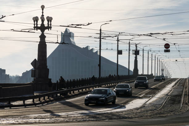 stone bridge in riga - daugava river imagens e fotografias de stock