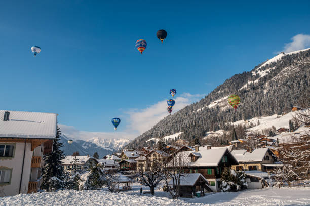 montgolfière volant dans le ciel. montgolfière. château-d’oex,vaud, suisse. - chateau doex photos et images de collection