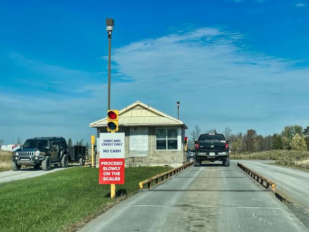 land fill and scale at entrance lindsay, canada - 21 October 2022: entrance of a canadian land fill with scale and payment booth lindsay stock pictures, royalty-free photos & images