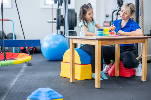 therapist working on motor skills - occupational therapy imagens e fotografias de stock