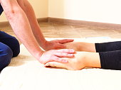 nahaufnahme-hand-des-masseurs-mann-geben-thai-massage-frau.jpg?b=1&s=170x170&k=20&c=fgSfVTWMMLc1-SgYnhgCUacddeM5sgmveref10nsL4k=