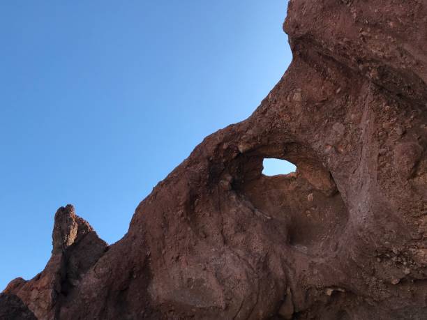 buraco na rocha no papago park, az - papago - fotografias e filmes do acervo