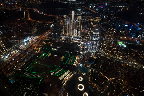 vue aérienne de la célèbre piscine des fontaines de dubaï depuis burj khalifa la nuit depuis la plus haute tour - dubai burj khalifa shopping mall united arab emirates photos et images de collection