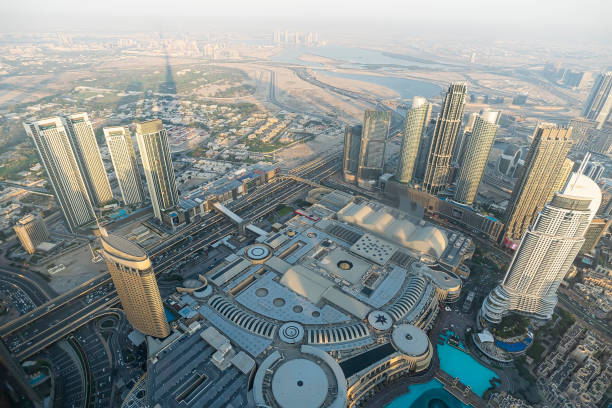 vista aérea do centro de dubai com a fonte de dubai e arranha-céus do edifício mais alto do mundo, o burj khalifa - dubai skyscraper architecture united arab emirates - fotografias e filmes do acervo