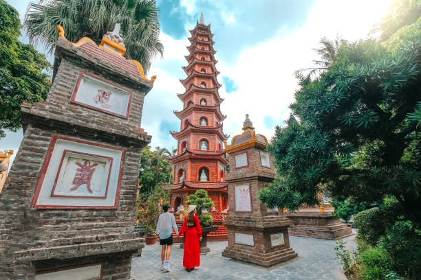 pagoda tran quoc ad hanoi, vietnam - vietnam travel destinations ho chi minh city ho chi minh foto e immagini stock