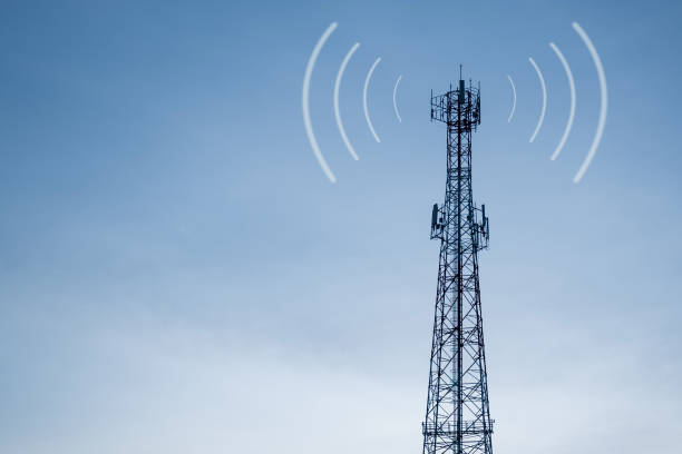 telecomunicaciones mástil de antenas de televisión tecnología inalámbrica - communications tower fotografías e imágenes de stock