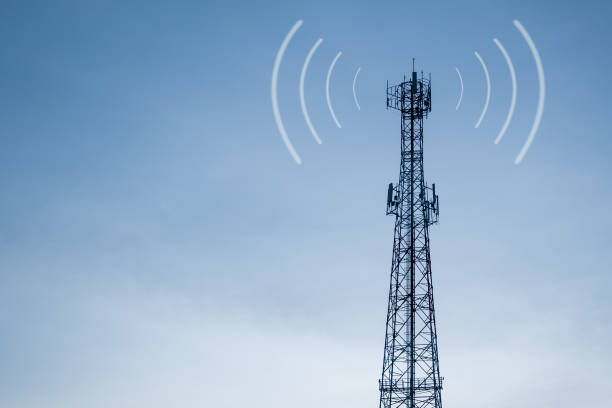 telecomunicaciones mástil de antenas de televisión tecnología inalámbrica - torres de telecomunicaciones fotografías e imágenes de stock