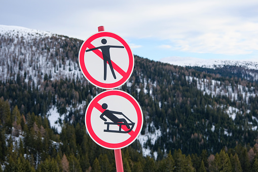 Attention ski slope! Entering and sledding is prohibited in this area.