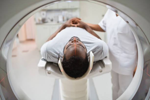 paciente masculino sometido a resonancia magnética en la sala de examen médico - tomografía fotografías e imágenes de stock