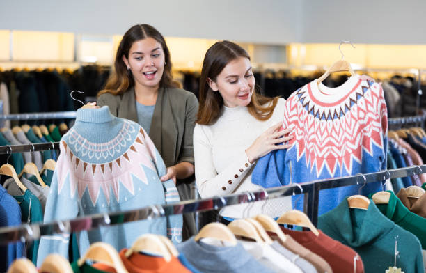 donna con personal shopper shopping in negozio - personal shopper foto e immagini stock