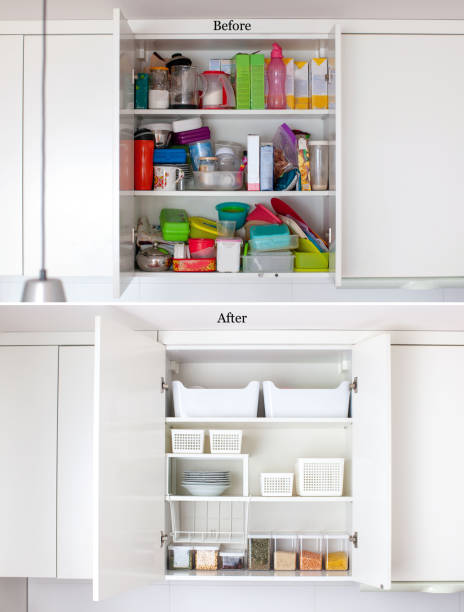 conceito antes e depois. ideias de arrumação na cozinha. sistema de pedidos de prateleira. - wicker drawers - fotografias e filmes do acervo