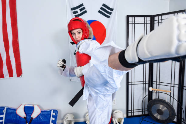 tae kwon robią sparringowym - padding tae kwon do helmet karate zdjęcia i obrazy z banku zdjęć