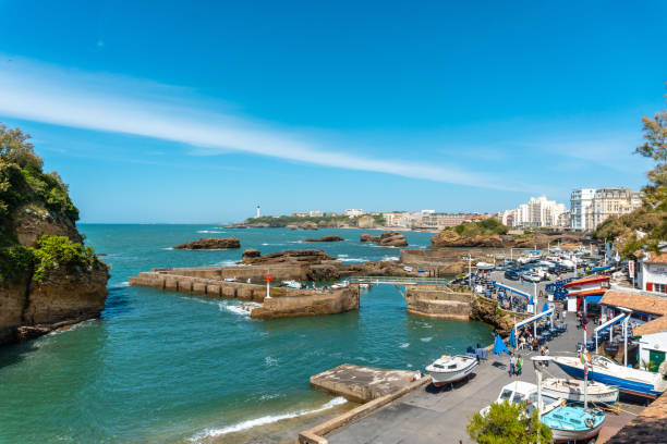 bela atração turística de rocher de la vierge em biarritz, frança - rocher de la vierge - fotografias e filmes do acervo