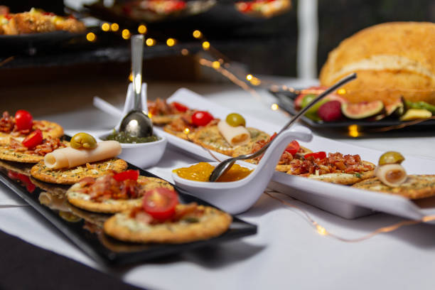 elegante mesa de comida vegetariana para una ceremonia - appetizer fotografías e imágenes de stock