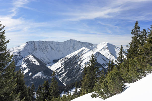 ehrwald 근처의 겨울에 바위 산과 푸른 하늘이 있는 lpine 풍경. 티롤, 오스트리아 - mountain reutte winter nobody 뉴스 사진 이미지