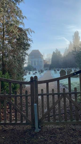 patio helado de la iglesia por la mañana - suffolk winter england fog fotografías e imágenes de stock