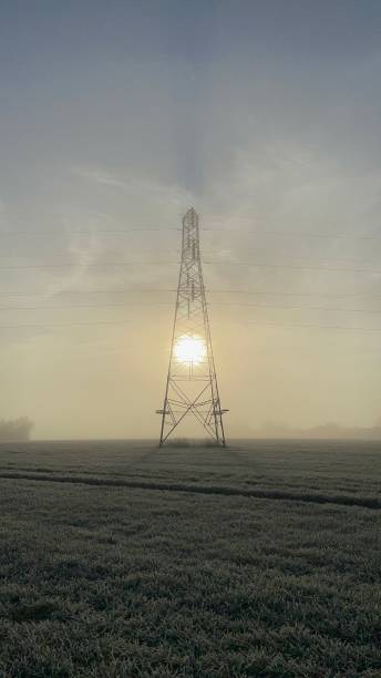 sol helado de la mañana detrás del pilón - suffolk winter england fog fotografías e imágenes de stock