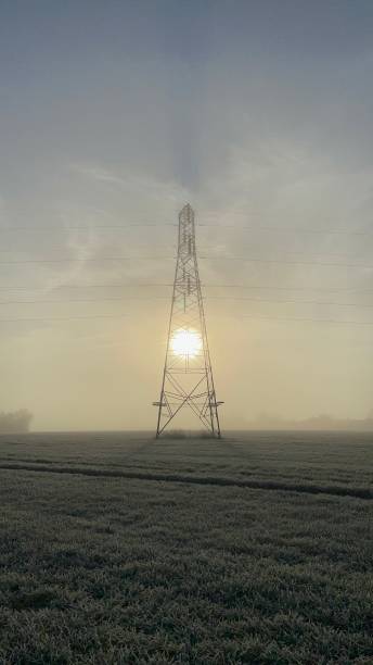 mroźne poranne słońce za pylonem - suffolk winter england fog zdjęcia i obrazy z banku zdjęć