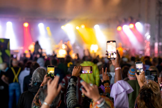 ライブフェスティバルでのデジタル時代 - popular music concert mobile phone smart phone telephone ストックフォトと画像