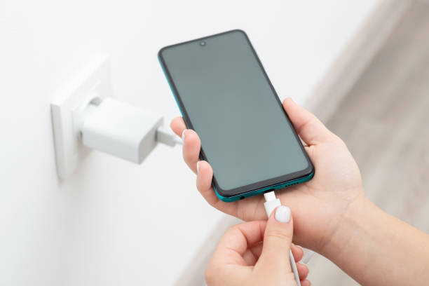 충전을 위해 usb 유형 c 케이블을 휴대폰에 삽입 - mobile phone charging power plug adapter 뉴스 사진 이미지