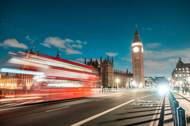 лондон, красный автобус и биг-бен ночью - kingdom стоковые фото и изображения