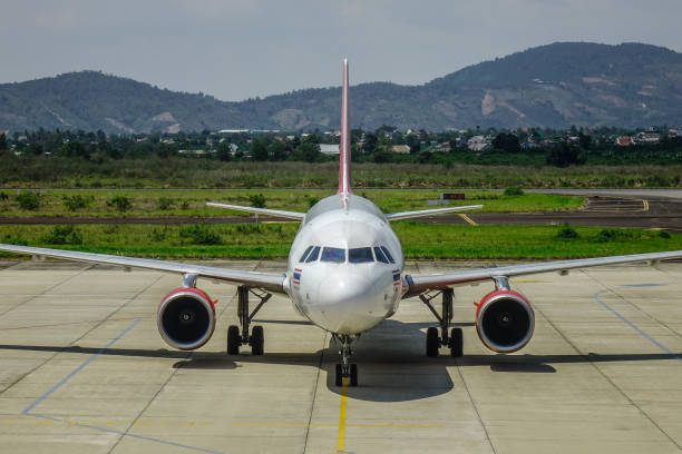 samolot airbus a320 vietjet air - screw aero air vehicle airplane zdjęcia i obrazy z banku zdjęć