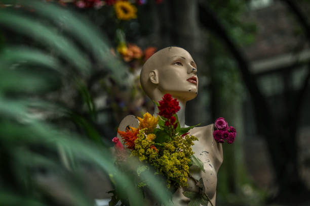 statue mannequin d’une femme avec des fleurs dans le jardin - sculpture contemporary buddha sparse photos et images de collection