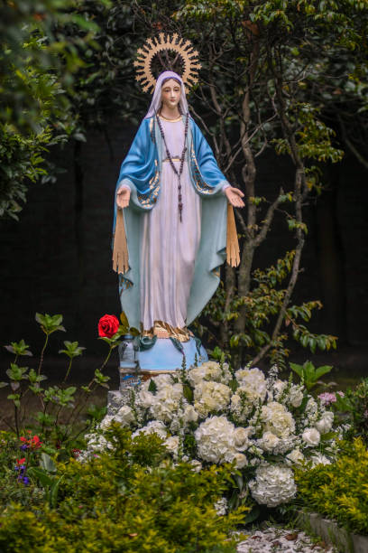 statue de notre-dame du rosaire dans le jardin. - formal garden tropical climate park plant photos et images de collection