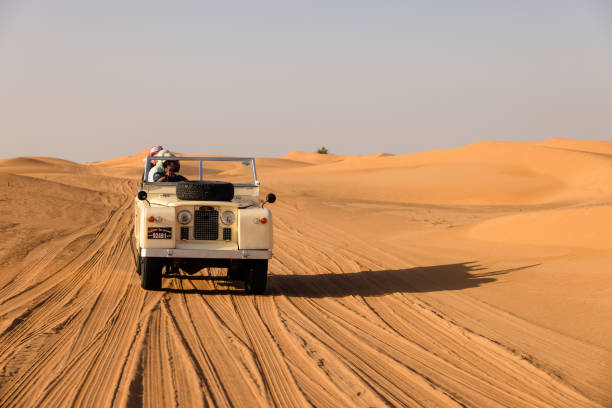 safari dans le désert - 4x4 desert sports utility vehicle dubai photos et images de collection