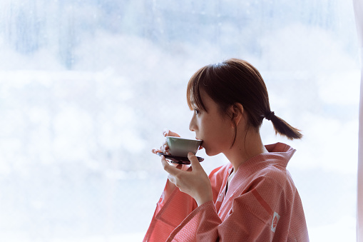 https://media.istockphoto.com/id/1464186523/photo/young-asian-woman-in-kimono-drinking-hot-tea-while-relaxing-in-a-traditional-japanese-room.jpg?b=1&s=170667a&w=0&k=20&c=7ZNNSUTpN2kF5usQWVHJ1CnmqzCrNEjkAz3BDP1wLuY=