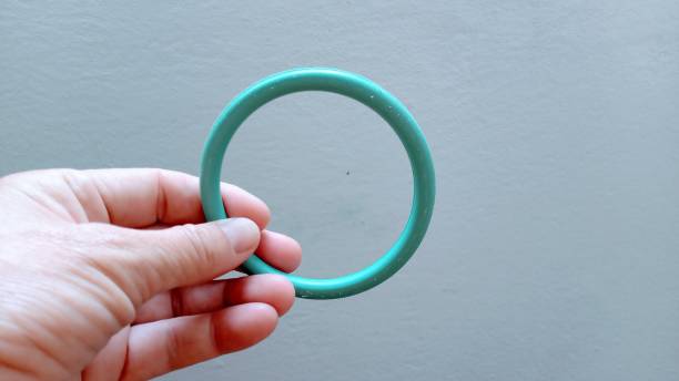 un círculo - plastic ring fotografías e imágenes de stock