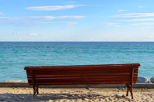 Bench facing the sea to rest and meditate
