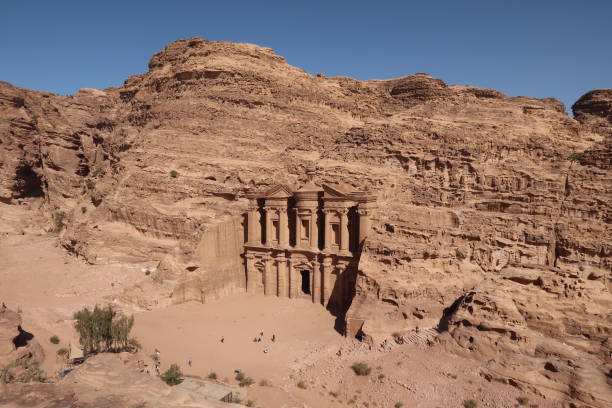 vista del famoso monasterio de petra desde un punto de vista, jordania - high resolution fotos fotografías e imágenes de stock