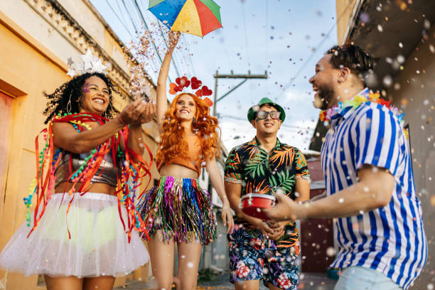 carnaval brasileño. grupo de amigos celebrando la fiesta de carnaval - carnaval fotografías e imágenes de stock